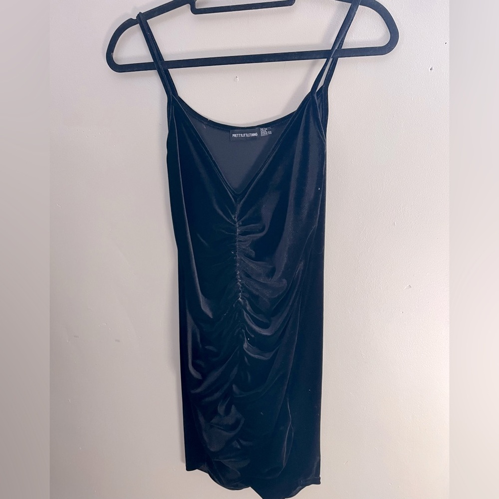 Black velvet coffin dress. Form flattering! 🖤 excellent condition. So soft.